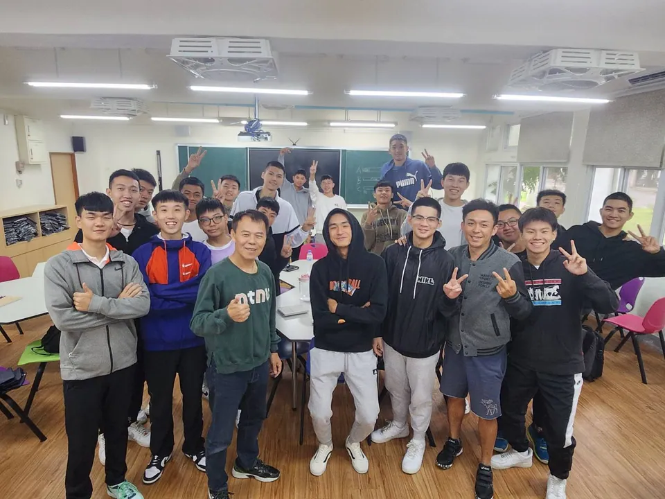 華僑高中男排隊 服務照片
